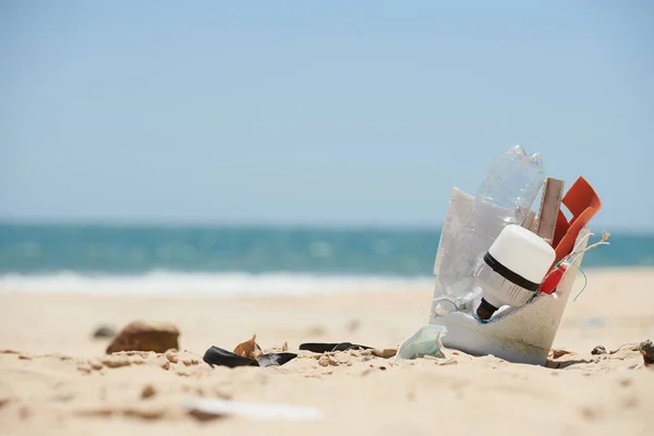 Plastikowe Odpady Takie Jak Butelki Używane Maski Medyczne Piaszczystej Plaży — Zdjęcie stockowe