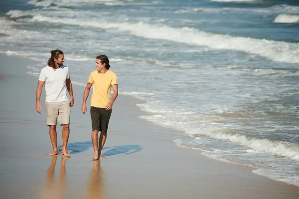 Šťastný Mužský Přátelé Procházky Pláži Slunečného Dne Letní Dovolená Koncept — Stock fotografie