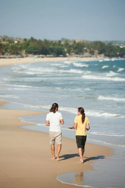 Młodzi Mężczyźni Długimi Włosami Rozmawiający Spacerujący Plaży Słoneczny Dzień — Zdjęcie stockowe