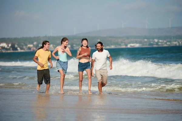 Dois Jovens Casais Felizes Correndo Praia Ensolarada Pela Manhã — Fotografia de Stock