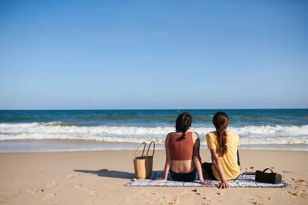 Jovem Casal Sentado Cobertor Praia Olhando Para Onda Mar Vista — Fotografia de Stock