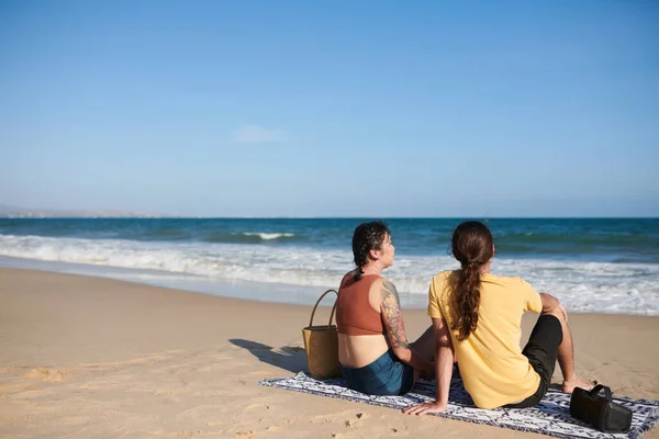 Giovani Coppie Che Rilassano Sulla Spiaggia Seduti Una Coperta Godono — Foto Stock