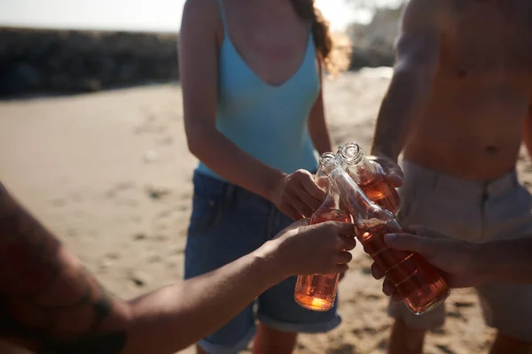 一群朋友在享受海滩派对的时候 一边喝着软饮料一边敬酒 — 图库照片