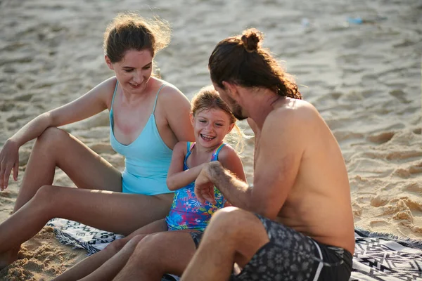 Szczęśliwa Dziewczynka Jej Rodzice Spędzają Razem Czas Plaży Morskiej — Zdjęcie stockowe