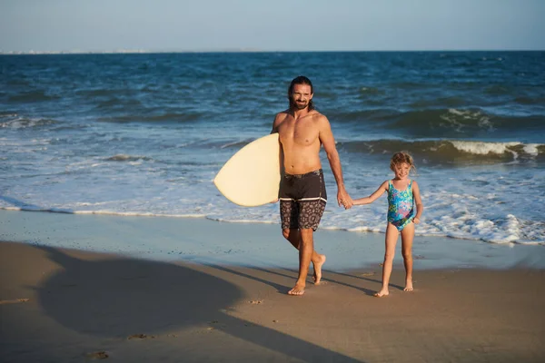 Surfeur Souriant Marchant Sur Plage Tenant Main Petite Fille — Photo