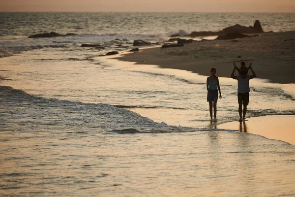 Muž Dává Prasátko Jízda Jeho Dceru Když Užívá Procházky Pláži — Stock fotografie