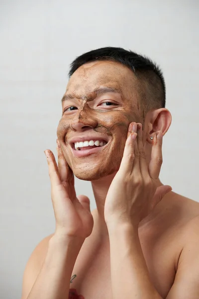 Retrato Jovem Sorridente Aplicando Esfoliação Facial Pele Esfoliada — Fotografia de Stock