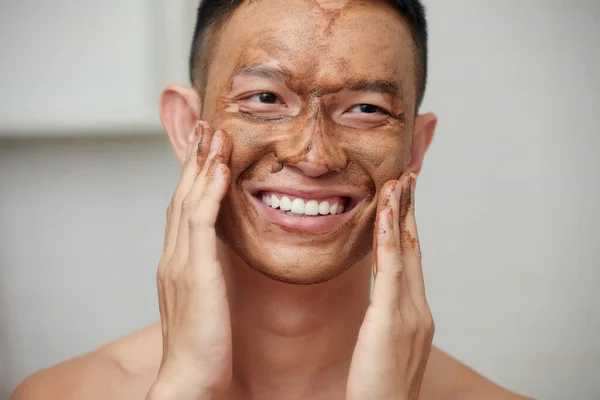 Πορτρέτο Του Χαμογελαστού Νεαρού Άνδρα Τρίψιμο Πρόσωπο Για Απαλλαγούμε Από — Φωτογραφία Αρχείου