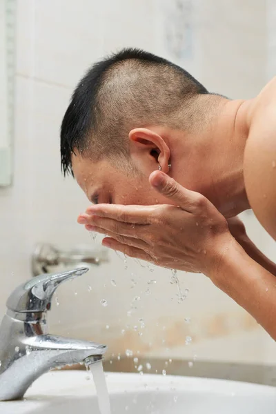 Jovem Cara Enxaguando Com Água Torneira Para Lavar Limpador Banheiro — Fotografia de Stock