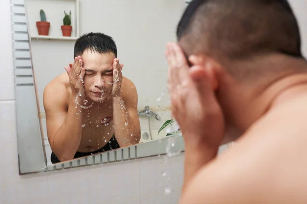 Ασιάτης Νεαρός Άνδρας Πλύσιμο Πρόσωπο Στο Μπάνιο Πρωί Έννοια Ρουτίνα — Φωτογραφία Αρχείου