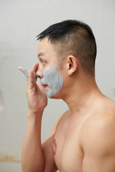 Shirtless Νεαρός Άνδρας Κοιτάζοντας Καθρέφτη Μπάνιο Κατά Την Εφαρμογή Βαθύ — Φωτογραφία Αρχείου