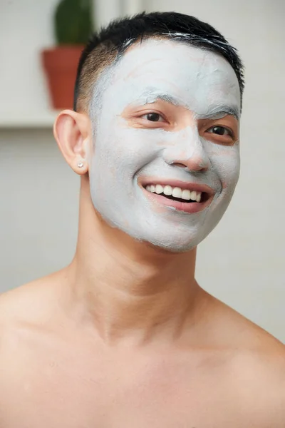 Portret Szczęśliwego Młodzieńca Kaolinową Maską Twarzy Stojącego Łazience — Zdjęcie stockowe