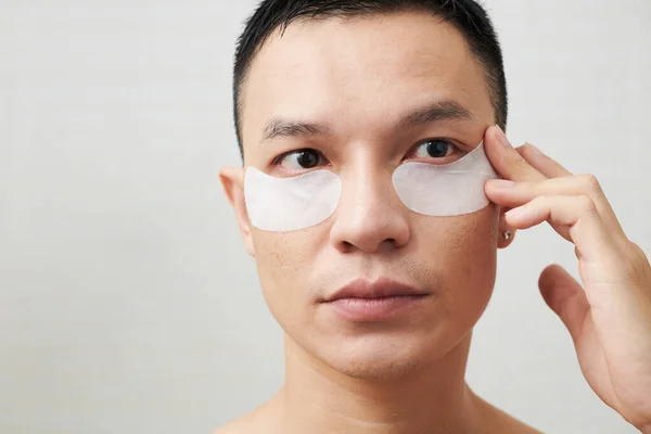 Rosto Grave Jovem Ásia Homem Aplicando Colágeno Sob Olho Manchas — Fotografia de Stock