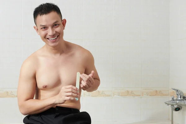 Retrato Joven Asiático Felizmente Sentado Borde Bañera Limando Las Uñas —  Fotos de Stock