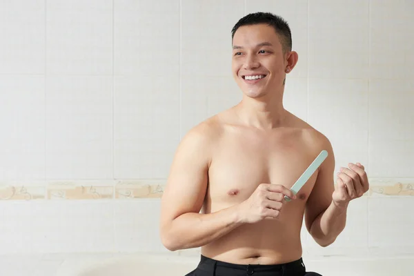 Uśmiechnięty Młody Człowiek Robi Rano Manicure Domu Koncepcja Samoopieki — Zdjęcie stockowe