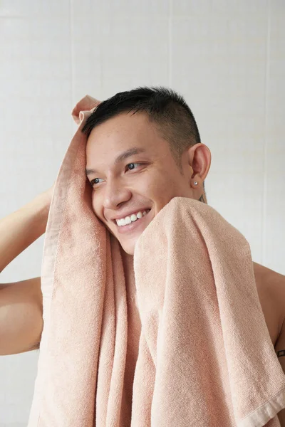 朝のシャワーの後に柔らかいタオルで拭く若い男を笑顔 — ストック写真