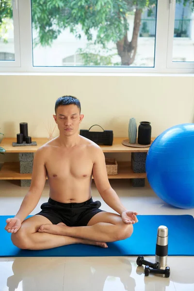 Hombre Joven Sin Camisa Meditando Casa Mañana Después Del Entrenamiento —  Fotos de Stock