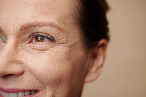 Ansiktet Leende Kvinna Med Bildande Ögon Rynkor — Stockfoto