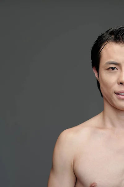 Retrato Ajuste Sin Camisa Hombre Asiático Sonriendo Cámara —  Fotos de Stock