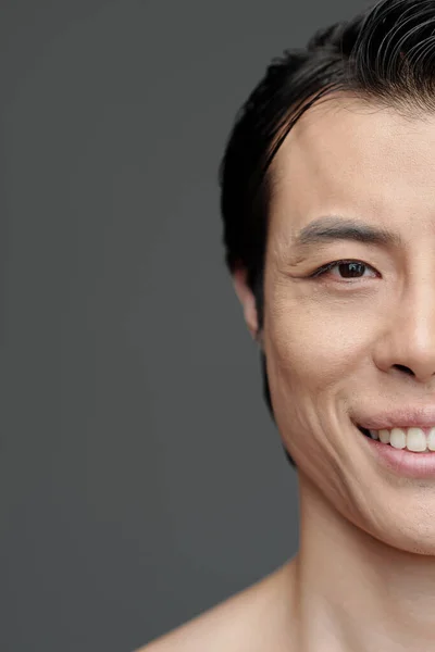 Half Gezicht Van Glimlachende Japanse Man Kijkend Naar Camera — Stockfoto