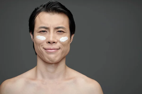 Porträtt Skjortlös Leende Man Med Solkräm Ansiktet — Stockfoto