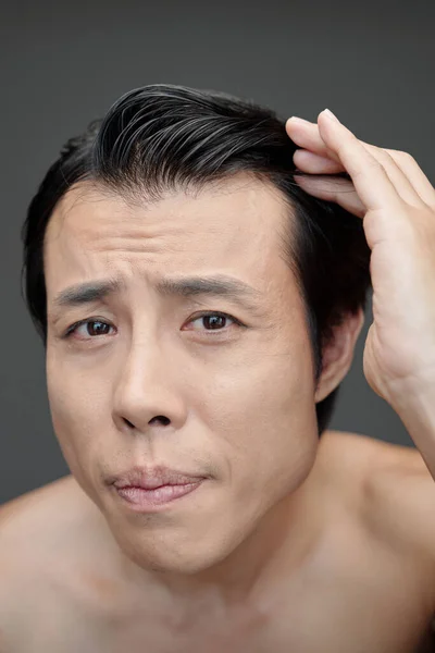 Starostlivý Muž Kontroluje Své Vlasy Koncepce Vypadávání Vlasů — Stock fotografie