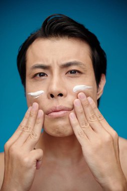 Adam çamur ve yağları temizlemek için her gün yüzüne köpük sürüyor.