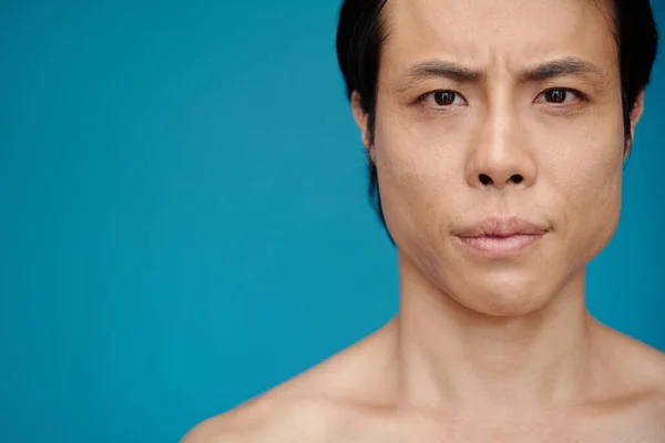 Visage Jeune Homme Japonais Sérieux Debout Sur Fond Lue — Photo