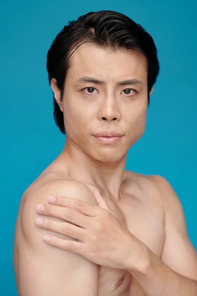 Retrato Jovem Musculoso Forma Tocando Seu Ombro Olhando Para Câmera — Fotografia de Stock