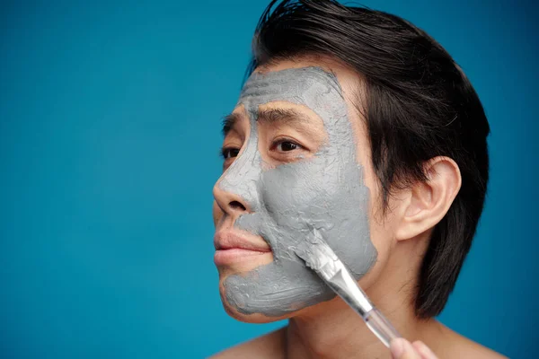 Rosto Jovem Aplicando Máscara Facial Hidratante Com Escova — Fotografia de Stock
