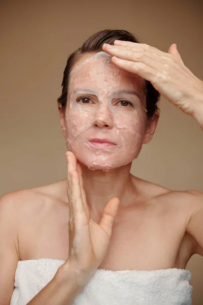 Reifen Frau Anwendung Blatt Maske Ihres Gesichts Nach Morgen Dusche — Stockfoto