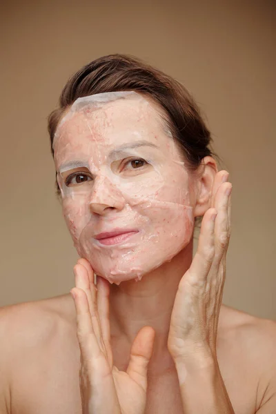 Mujer Mediana Edad Sonriente Aplicando Mascarilla Antiarrugas Cara —  Fotos de Stock