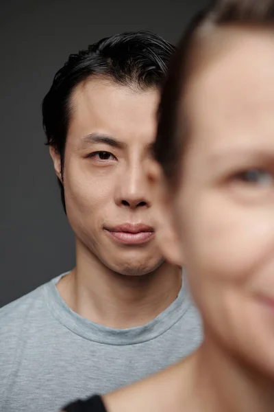 Japonais Homme Debout Derrière Mature Femme Regarder Caméra Concept Société — Photo