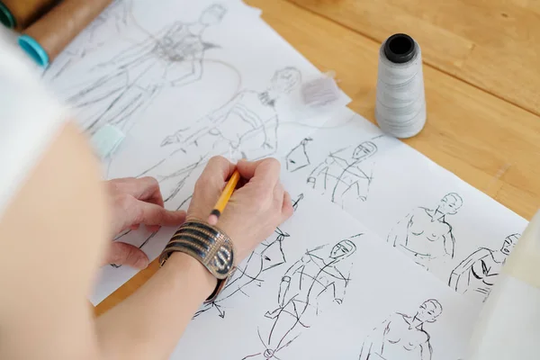 Mãos Estilista Desenhando Esboços Para Coleção Moda — Fotografia de Stock