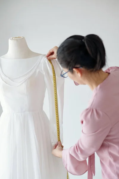 Skräddarsydd Ärm Bröllopsklänning Hon Gör För Kunden — Stockfoto