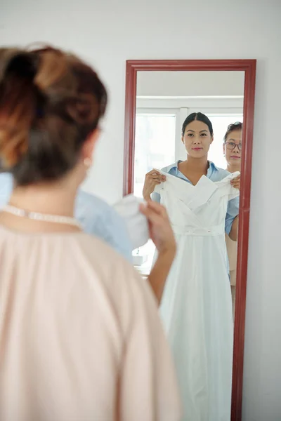 Usmívající Nevěsta Snaží Svatební Šaty Před Zrcadlem Svatebním Salonu — Stock fotografie