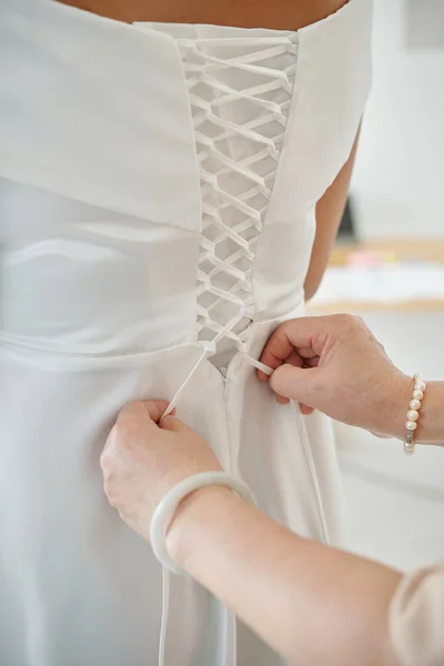 母ヘルプ娘へネクタイアップコルセットのウェディングドレス — ストック写真