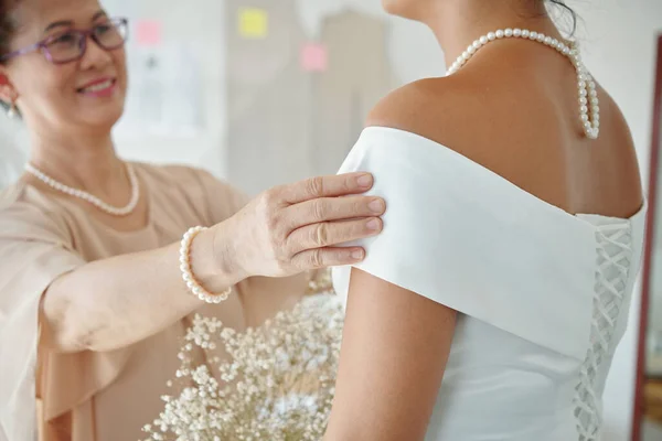 Lächelnde Mutter Stützt Ihre Tochter Hochzeitskleid Atelier — Stockfoto