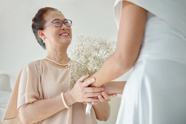 Boldog Idős Megérintette Kezét Lánya Álló Esküvői Ruha Készen Áll — Stock Fotó