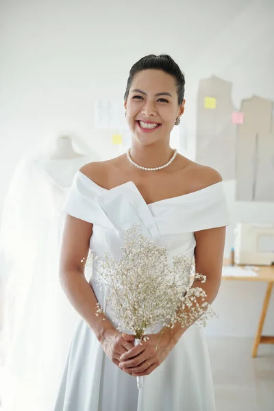 Portret Van Een Gelukkige Bruid Met Bloemen Handen Staand Modeatelier — Stockfoto