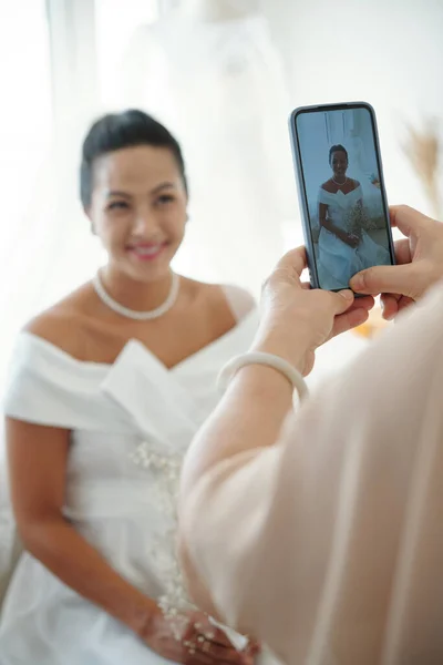 Mutter Fotografiert Tochter Hochzeitskleid — Stockfoto