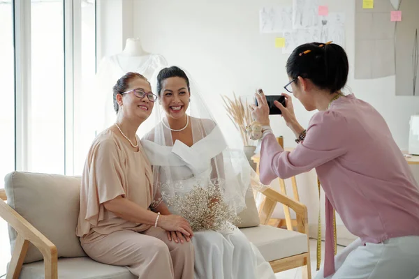 新娘和她的母亲假扮成时尚工作室的照片 — 图库照片