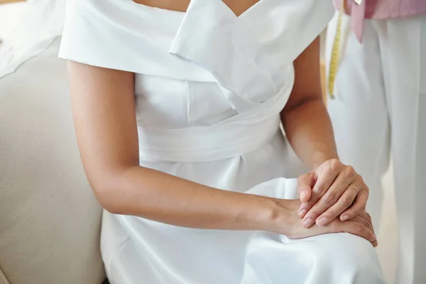 Обрезанное Изображение Невесты Свадебном Платье Сидящей Диване Ателье — стоковое фото