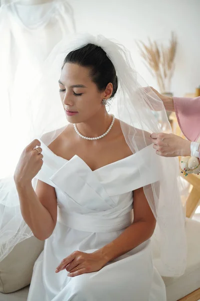 Bruid Bezoeken Bruiloft Salon Voor Montage — Stockfoto