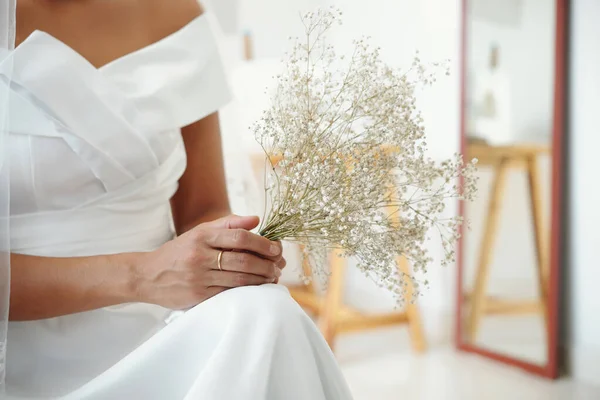 Petit Bouquet Dans Les Mains Mariée Robe Blanche — Photo