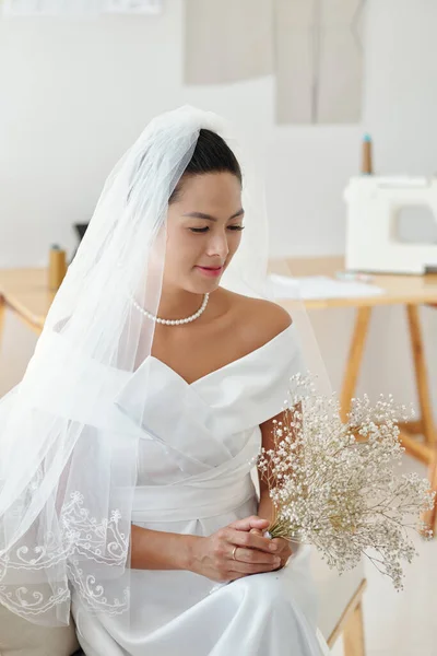 Gyönyörű Menyasszony Kis Csokorral Várja Vőlegényt — Stock Fotó