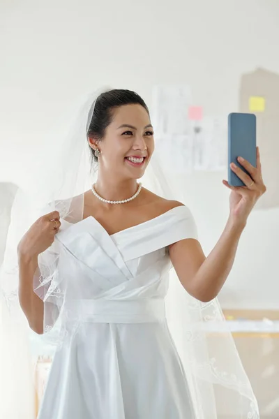 Retrato Novia Feliz Tomando Selfie Filmando Video Para Redes Sociales — Foto de Stock