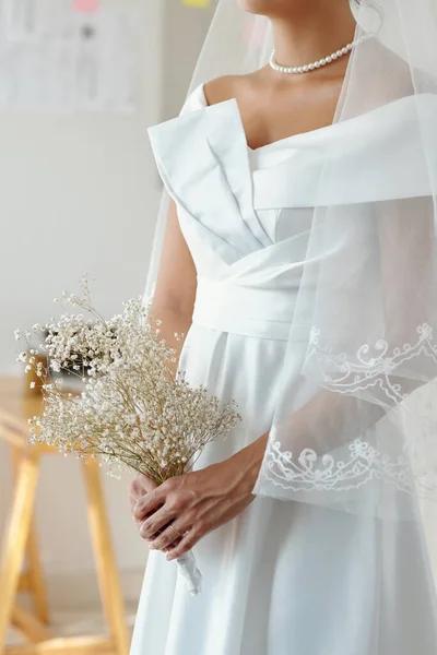 Обрезанный Образ Невесты Минималистичным Букетом — стоковое фото