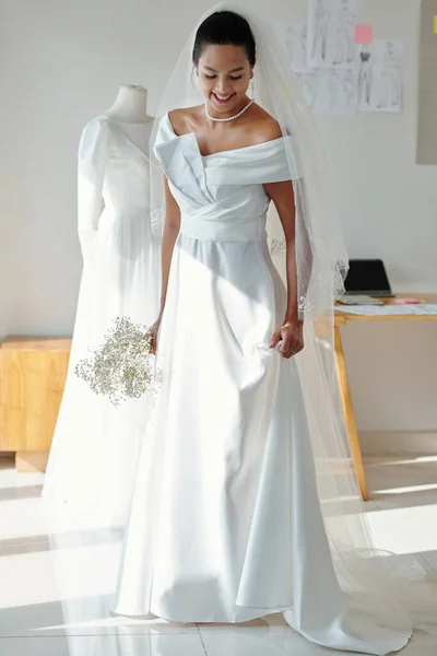 Sorrindo Noiva Tentando Vestido Noiva Atelier Moda — Fotografia de Stock