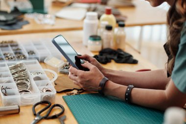 Sosyal medyadaki müşterilerin mesajlarına Deri işçisi cevap veriyor